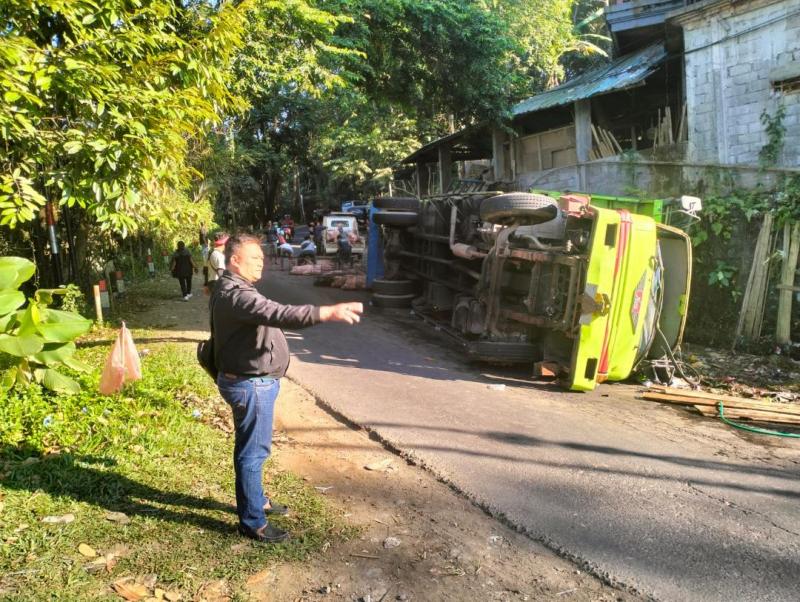 Truk Angkut Babi Terguling | Bali Tribune